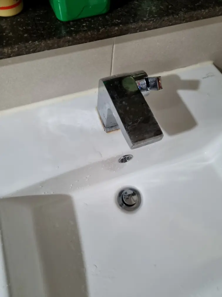 세면대 원홀 수전 교체로 새것 같은 세면대 완성